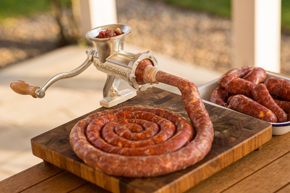 Mlýnek na maso - plnění klobás mlýnkem s násadou na plnění klobás